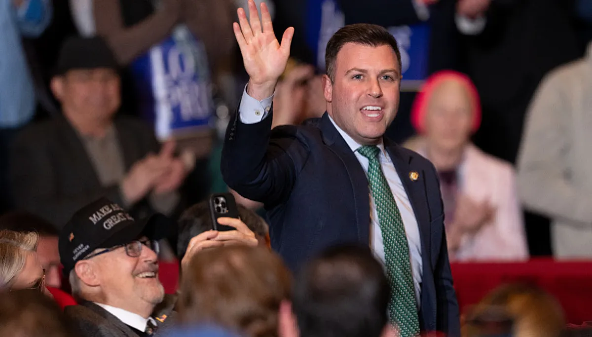 Vulnerable Republicans stick with Trump despite sliding