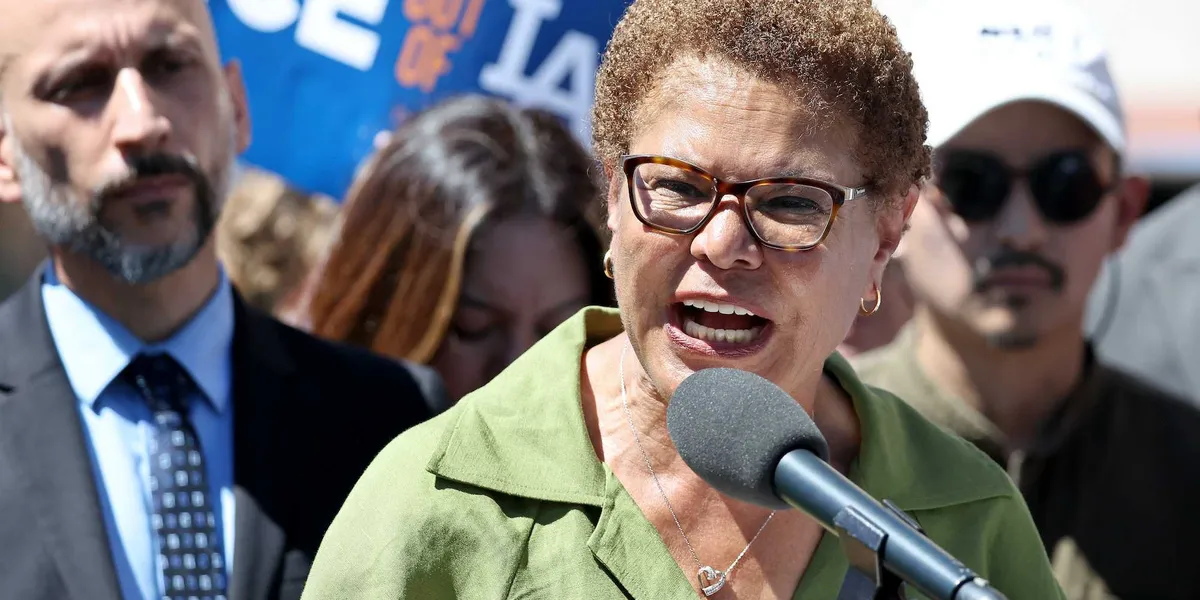 Democratic mayor installs 'anti-ICE' signs all over Los